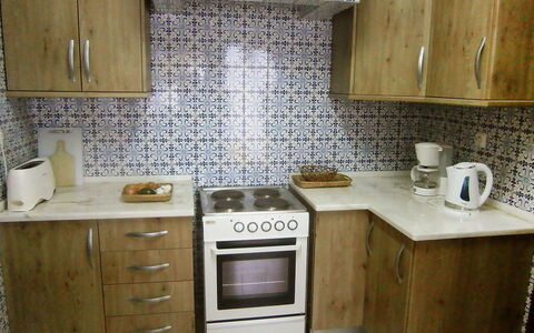 Doroteia: Countertop, Cabinetry, Værelse, Køkken, Møbel, Ejendom, Komfur, Flise, Større Bandage, Indretning