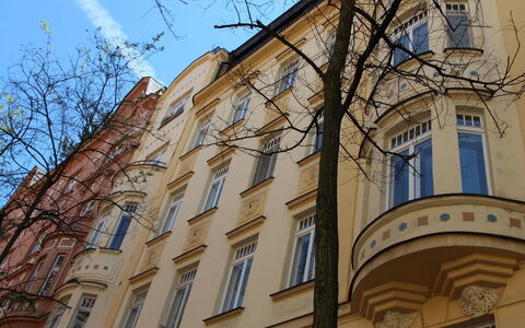 Manes Residence: Arkitektur, Bygning, Daytime, Milepæl, Træ, Ejendom, Kvarter, Facade, Himmel, Stad