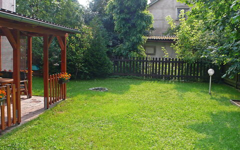 Hodkovičky: Ejendom, Gård, Backyard, Græs, Lawn, Hus, Have, Træ, Hjem, Land Lot