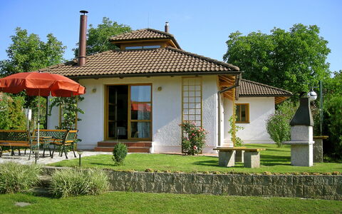 Petříkov: Plante, Himmel, Bygning, Ejendom, Vindue, Dør, Hus, Træ, Land Lot, Sommerhus