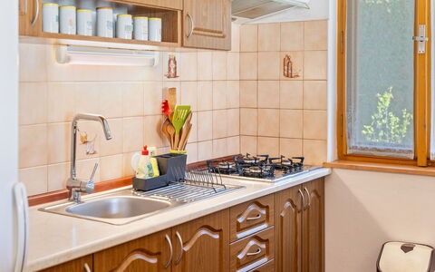 Petříkov: Køkken, Køkken Apparat, Countertop, Større Bandage, Køkkenvask, Træ, Cabinetry, Indretning, Komfur, Komfur