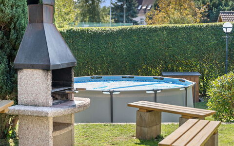 Petříkov: Have, Skygge, Backyard, Udendørs Møbler, Lawn, Gård, Design, Landscaping, Udendørs Struktur, Kunstgræs