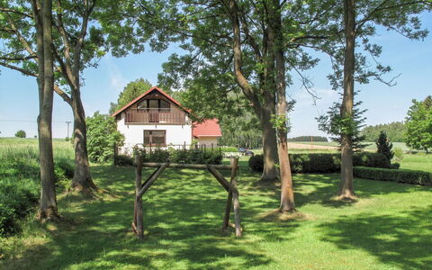 Strmilov: Plante, Himmel, Træ, Bygning, Naturlige Landskab, Vindue, Hus, Græs, Sommerhus, Træ