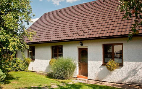 Chrastov: Plante, Bygning, Ejendom, Vindue, Sky, Himmel, Hus, Land Lot, Vegetationen
