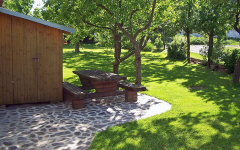 Chrastov: Gård, Backyard, Ejendom, Græs, Grøn, Have, Træ, Lawn, Hus, Landscaping