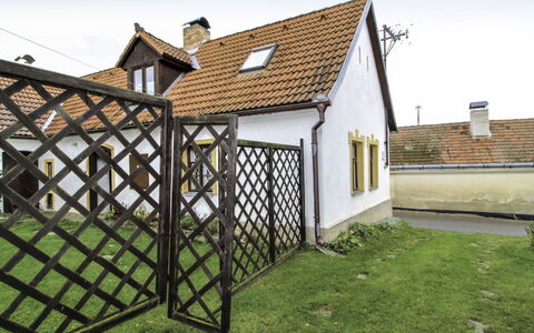 Podoli: Himmel, Bygning, Vindue, Hus, Land Lot, Træ, Plante, Sommerhus, Hegn, Græs