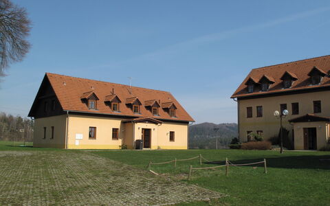 Ceska Kamenice 110: Himmel, Bygning, Vindue, Ejendom, Plante, Hus, Land Lot, Græs, Træ, Sommerhus