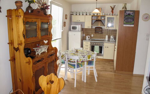 Fojtka: Cabinetry, Møbel, Bord, Træ, Stol, Belysning, Stue, Indretning, Bejdse, Etage