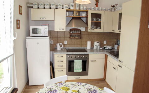 Fojtka: Cabinetry, Countertop, Ejendom, Håndvask, Køkken, Komfur, Træ, Indretning, Belysning, Husholdningsapparat