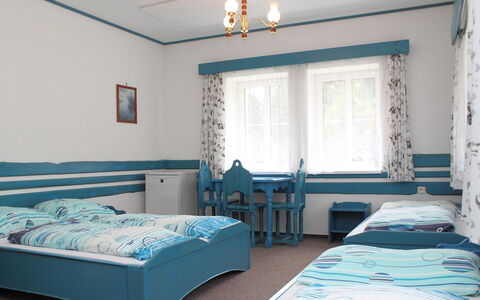 Karlovka: Soveværelse, Seng, Værelse, Møbel, Sengetøj, Ejendom, Blå, Turquoise, Bed Frame, Indretning