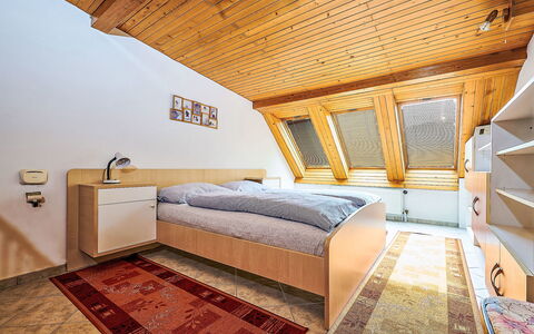 Jesenný: Soveværelse, Seng, Træ, Indretning, Etage, Sengetøj, Loft, Gulvbelægning, Sengetøj, Værelse