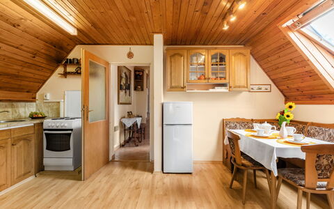 Horní Věstonice: Ejendom, Møbel, Countertop, Cabinetry, Bord, Billedramme, Træ, Køkken, Belysning, Køkken Apparat