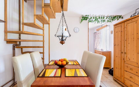 Lhotka Nad Bečvou: Bord, Møbel, Bygning, Træ, Komfort, Orange, Textile, Indretning, Hus, Gulvbelægning