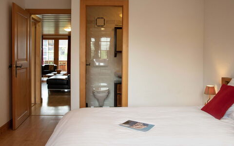 Daphné a 32: Ejendom, Møbel, Dør, Komfort, Træ, Textile, Bygning, Bed Frame, Etage, Seng
