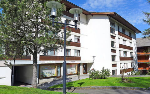 Villars 130: Plante, Bygning, Himmel, Ejendom, Daytime, Vindue, Træ, Land Lot, Hus