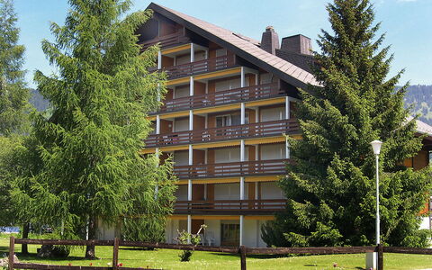 Villars 600: Plante, Himmel, Bygning, Ejendom, Vindue, Sky, Træ, Land Lot, Vegetationen, Urban Design