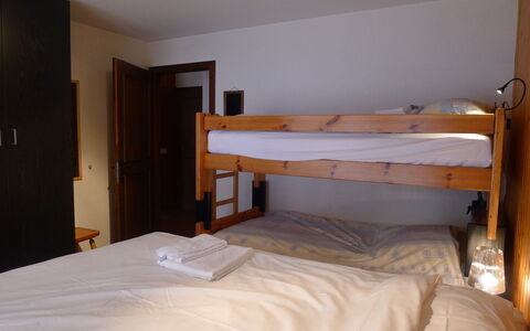 Villars 700: Ejendom, Møbel, Komfort, Træ, Dør, Bed Frame, Etage, Hårdttræ, Seng