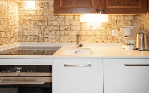 Villars 700: Brun, Tap, Håndvask, Cabinetry, Countertop, Sanitærarmatur, Ejendom, Møbel, Køkkenvask, Køkken