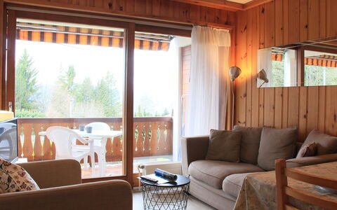 Villars 750: Ejendom, Møbel, Bygning, Bord, Belysning, Indretning, Træ, Komfort, Stue, Skygge