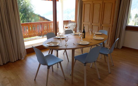 Villars 755: Værelse, Møbel, Ejendom, Etage, Hårdttræ, Bord, Bygning, Trægulve, Indretning, Hus