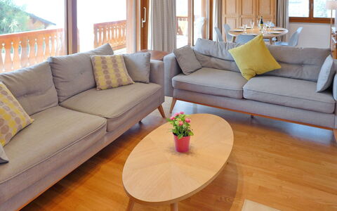 Villars 755: Bord, Couch, Møbel, Ejendom, Produkt, Plante, Træ, Komfort, Belysning, Arkitektur