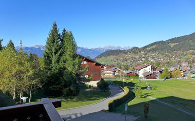 Villars 755: Ejendom, Boligområde, Daytime, Bjerg, Himmel, Ejendom, Bjergkæde, Stad, Hjem, Estate
