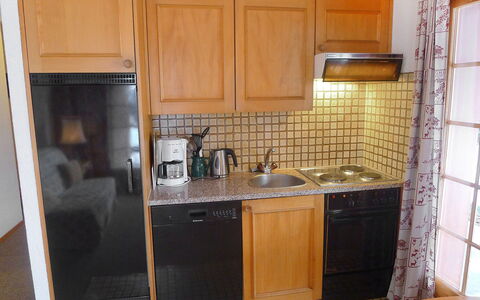 Le Brévent 4: Countertop, Cabinetry, Værelse, Ejendom, Køkken, Møbel, Flise, Skab, Hus, Bejdse