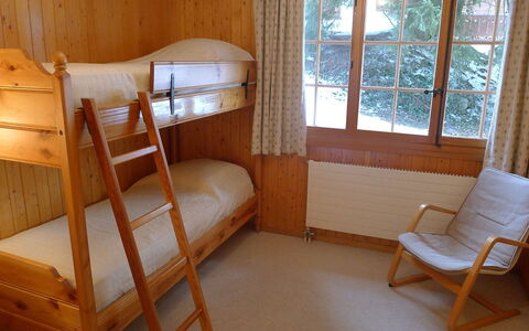 Le Brévent 4: Møbel, Værelse, Ejendom, Etage, Seng, Hårdttræ, Hus, Bygning, Hostel, Soveværelse