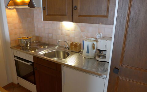 Villars 784: Countertop, Ejendom, Cabinetry, Værelse, Køkken, Møbel, Komfur, Flise, Indretning, Etage