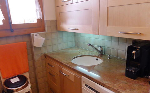 Les Seracs 1: Ejendom, Værelse, Countertop, Håndvask, Cabinetry, Møbel, Flise, Køkken, Badeværelse, Etage