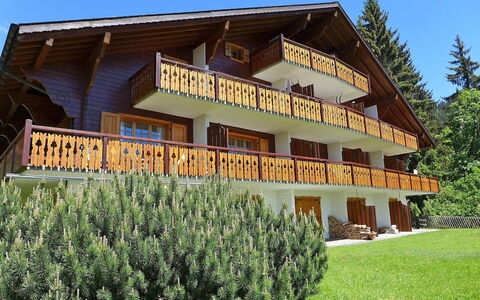Villars 835: Himmel, Plante, Ejendom, Bygning, Vindue, Træ, Land Lot, Skygge, Facade, Ejendom