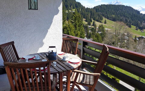 Savoie 1: Himmel, Møbel, Ejendom, Bord, Bygning, Plante, Bjerg, Sky, Vindue, Træ