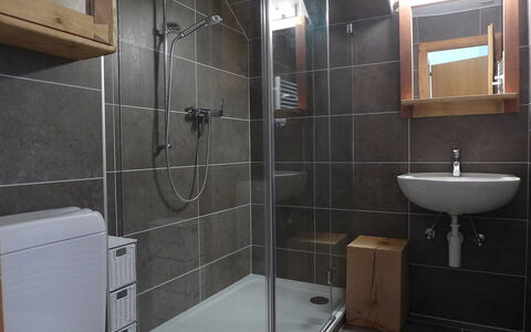 Villars 850: Badeværelse, Ejendom, Værelse, Flise, Sanitærarmatur, Tap, Bruser Dør, Dør, Arkitektur, Etage