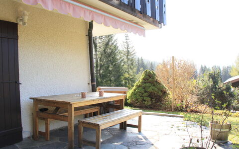 Villars 850: Plante, Bord, Ejendom, Møbel, Bygning, Skygge, Træ, Himmel, Indretning, Udendørs Møbler