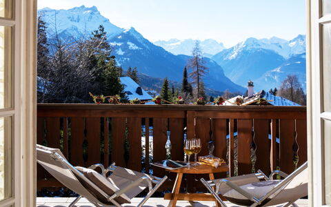 Villars 995: Himmel, Bjerg, Ejendom, Møbel, Natur, Bord, Azure, Vindue, Træ, Stol