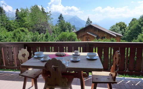 Villars 995: Ejendom, Bord, Møbel, Restaurant, Hus, Udendørs Bord, Værelse, Ejendom, Bygning, Sommerhus