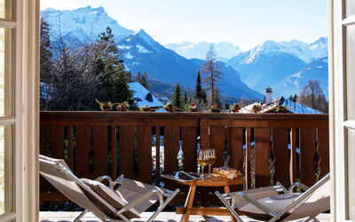 Villars 995: Himmel, Bjerg, Ejendom, Møbel, Natur, Bord, Azure, Vindue, Træ, Stol