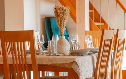 Le Bouveret 100: Møbel, Træ, Indretning, Gulvbelægning, Stol, Orange, Brun, Etage, Bord, Spisestue