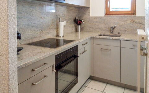 Ovronnaz 150: Tap, Cabinetry, Countertop, Køkkenvask, Håndvask, Møbel, Sanitærarmatur, Ejendom, Bygning, Køkken