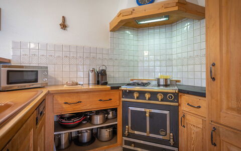 Six des Armailles: Cabinetry, Ejendom, Countertop, Komfur, Køkken Apparat, Køkken, Tap, Håndvask, Træ, Indretning