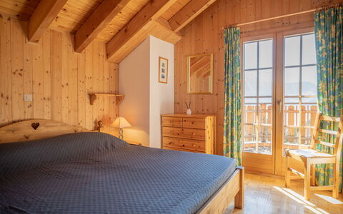 Six des Armailles: Møbel, Bygning, Komfort, Vindue, Træ, Bed Frame, Indretning, Arkitektur, Skygge, Seng