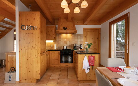 Ecureuil Noir: Træ, Indretning, Møbel, Cabinetry, Køkken, Loft, Countertop, Hjem, Værelse, Bejdse