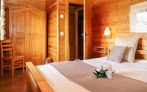Château Lapin: Møbel, Bygning, Ejendom, Komfort, Træ, Orange, Bed Frame, Etage, Pude, Ejendom