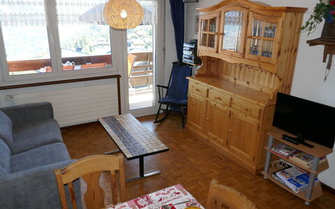 Nendaz 100: Møbel, Bord, Ejendom, Couch, Cabinetry, Træ, Indretning, Television, Stue, Gulvbelægning