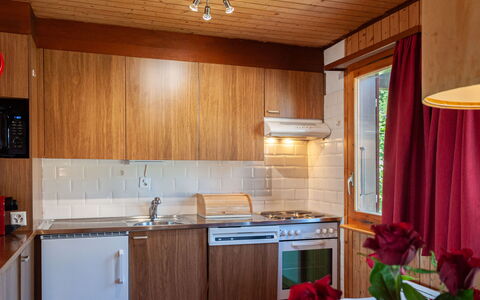 Le Hibou: Cabinetry, Ejendom, Bygning, Countertop, Blomst, Træ, Håndvask, Vindue, Belysning, Køkken