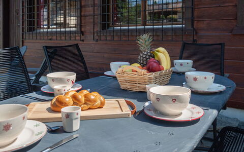 Le Hibou: Bord, Bordservice, Mad, Møbel, Drinkware, Tallerkner, Kop, Kaffekop, Stol, Plade