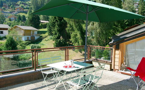 Bisse-Vieux A-4: Paraply, Gårdhave, Ejendom, Skygge, Bord, Møbel, Backyard, Gård, Bygning, Hus