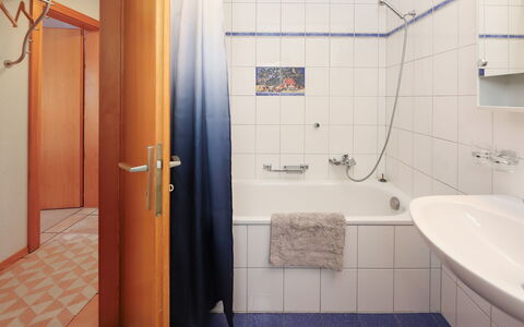 Lara: Badeværelse, Sanitærarmatur, Gulvbelægning, Indretning, Etage, Badekar, Vvs, Tap, Badeværelsesvask, Værelse