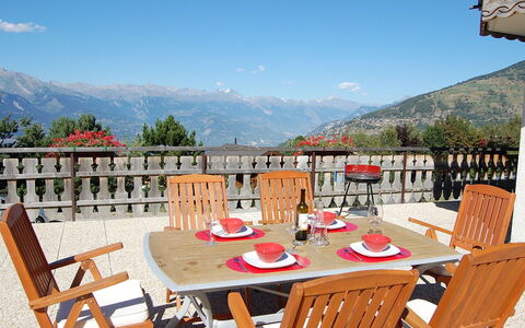 Nendaz 220: Ejendom, Bygning, Værelse, Hus, Ejendom, Bord, Møbel, Estate, Ferie, Gårdhave