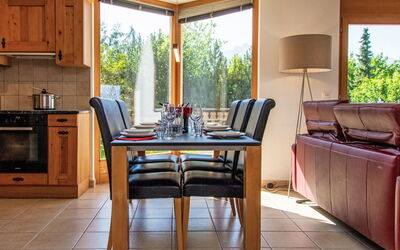 Nendaz 220: Ejendom, Møbel, Cabinetry, Bord, Countertop, Træ, Stol, Plante, Belysning, Indretning